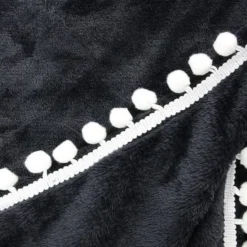 THE HOME DECO FACTORY Plaid A Pompons Bicolore Flanelle M6 - Noir -Lit Magique Soldes Magasin the home deco factory plaid a pompons bicolore flanelle m6 noir 3664944056072 426393